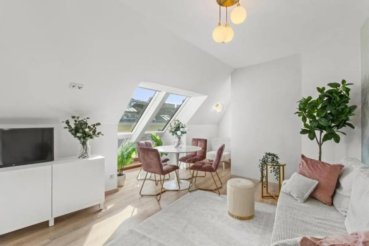 2 Minutes To Metro I Rooftop Apartment I Designer Vienna