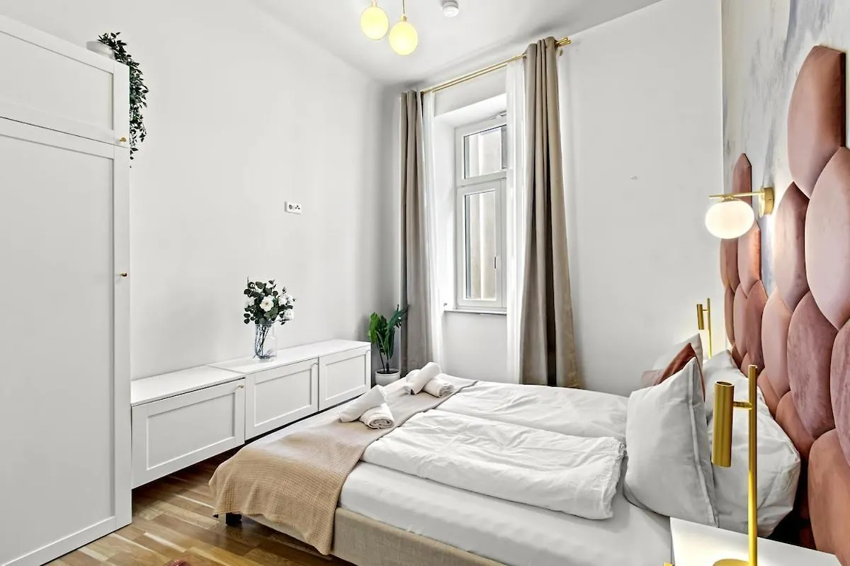 2 Minutes To Metro I Rooftop Apartment I Designer Vienna