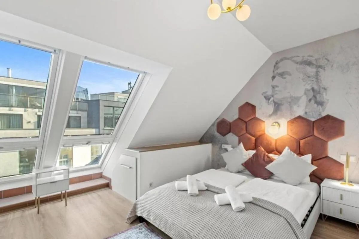 2 Minutes To Metro I Rooftop Apartment I Designer Vienna 0*,